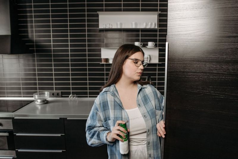 Adeus Marcas de Dedo: Técnicas Secretas para Manter Sua Geladeira Inox Impecável